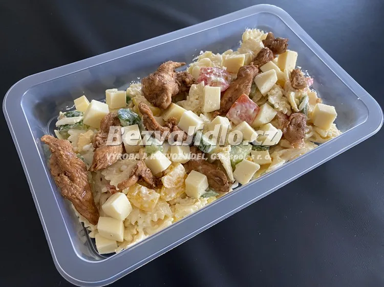 Svezi Letni Zeleninovy Salat S Kurecim Masem Testovinami Vajickem A Syrem S Light Majonezou Z