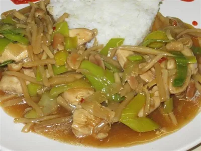 Kuřecí wok s bambusovými výhonky, s jasmínovou rýž