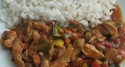 200g Kuřecí směs, dušená rýže