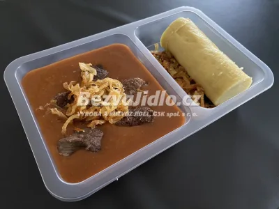 Šéfkuchařův hovězí guláš s bramborovým knedlíkem a smaženou cibulkou