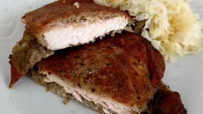Smažený kuřecí steak v bramborákovém těstě, se zelným salátem Hellmans