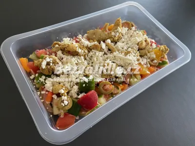 Řecký salát s kuřecími gyros kousky, sypaný balkánským sýrem Z