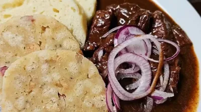 Hovězí guláš Pilsner Urquel s variací knedlíků a smaženou cibulkou