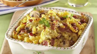 Zapečené fusilli s italskou šunkou čerstvými žampiony a bešamelem se směsí tvrdých italských sýrů, broskvový kompot