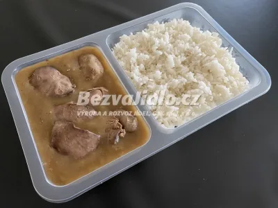 Kuřecí jatýrka na cibulce, s jasmínovou rýží