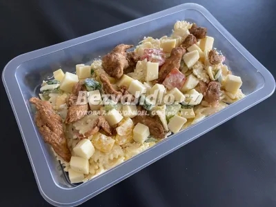 Svěží letní zeleninový salát s kuřecím masem, těstovinami, vajíčkem a sýrem, s light majonézou Z