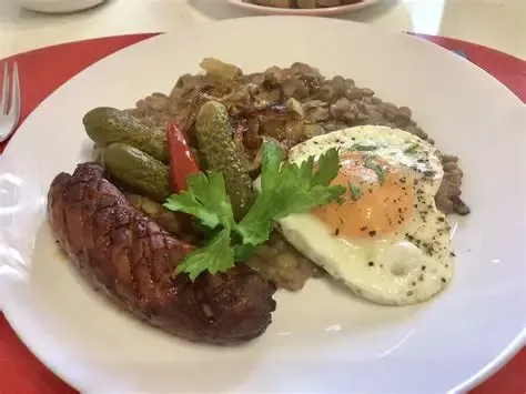 Meal 344 1Ks Grilovana Klobasa Cocka Na Kyselo Sazene Vejce Okurka Cibulka
