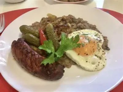 1ks Grilovaná klobása, čočka na kyselo, sázené vejce, okurka, cibulka