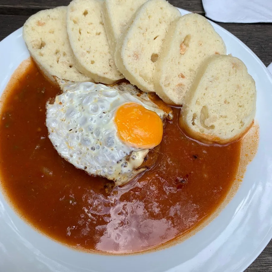 Meal 370 Pivovarsky Veprovy Gulasek Z Krkovicky Se Sazenym Vejcem A Smazenou Cibulkou S Kynutym Houskovym Knedlikem