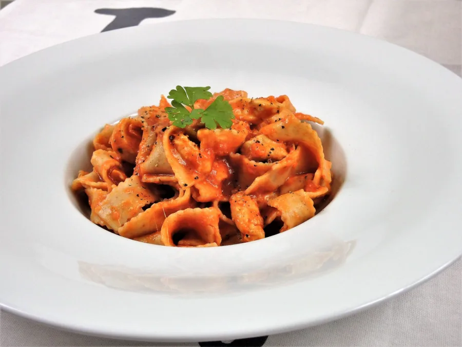 Meal 374 Farfalle S Kurecim Masem Pestem Susenymi Rajcaty A Parmazanem
