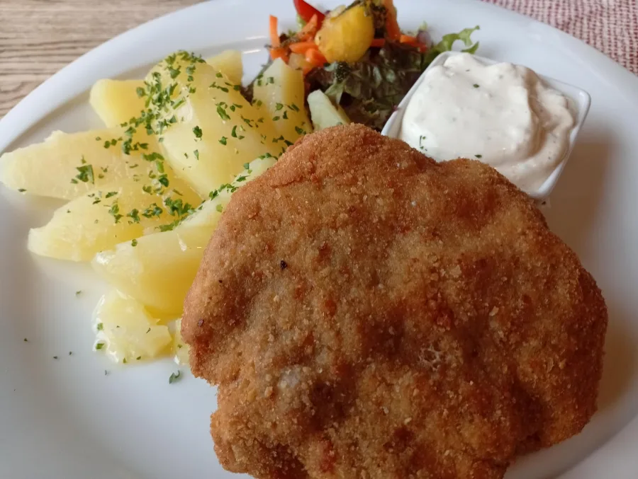 Meal 378 Smazeny Holandsky Rizek Se Syrem S Varenym Bramborem A Tatarskou Omackou