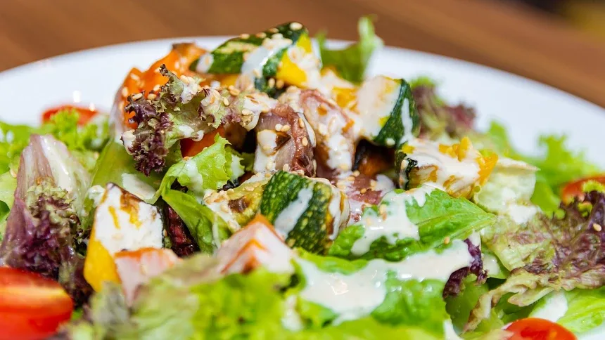 Meal 385 Variace Listovych Salatu A Zeleniny S Kurecim Masem Slanym Syrem A Mangovym Dipem 370G Z