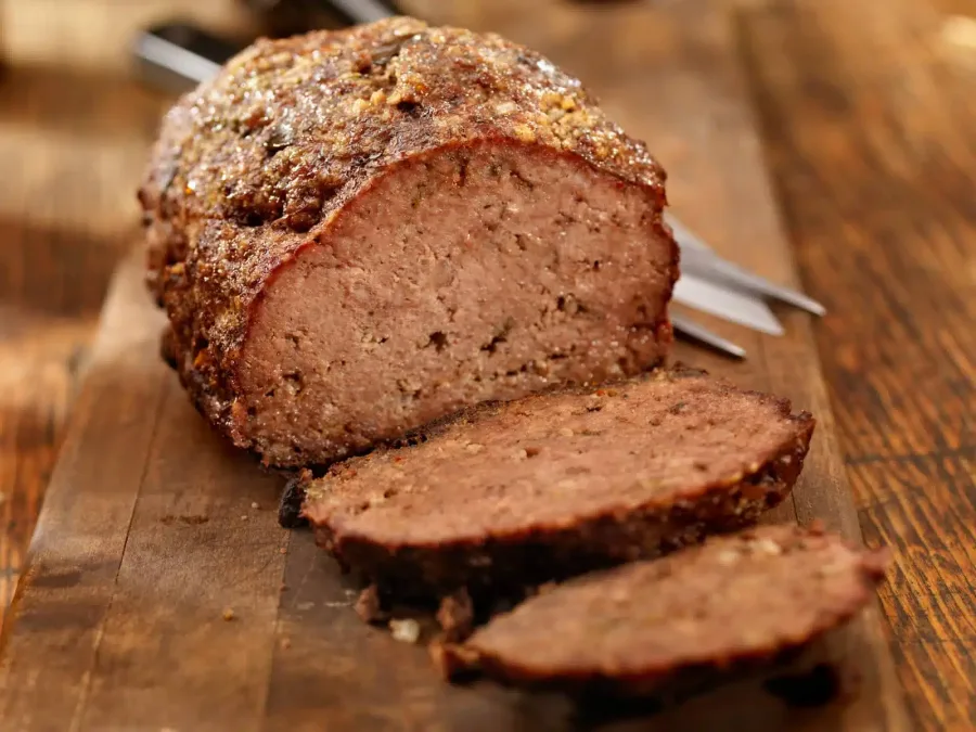 Meal 401 200G Sekana V Bulce S Karamelizovanou Cibulkou A Kyselou Okurkou Hranolky Nase Tatarka