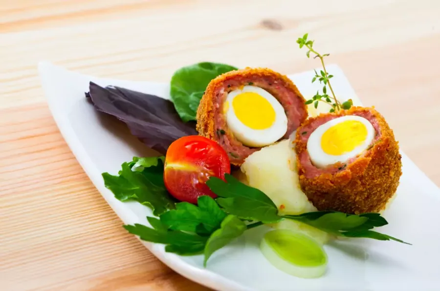 Meal 411 200G Pecene Pstrosi Vejce Mlete Maso Varene Vejce Bramborova Kase Mrkvovy Salat