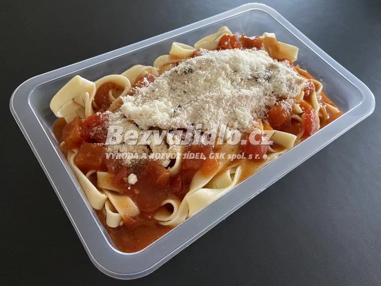 Meal 422 Tagliatelle S Ochucenymi Restovanymi Tomaty Cesnekem A Bylinkami S Kurecim Platkem Sypane Parmazanem Z