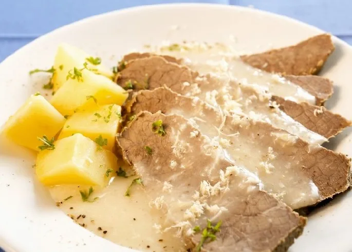 Meal 438 Sunka Od Kosti S Jemnou Krenovou Omackou A Mackanym Bramborem S Maslem A Pazitkou