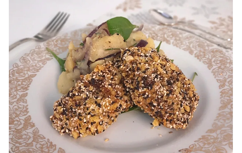 Meal 454 150G Smazena Kureci Prsa V Sezamove Strouhance Bramborova Kase Okurka