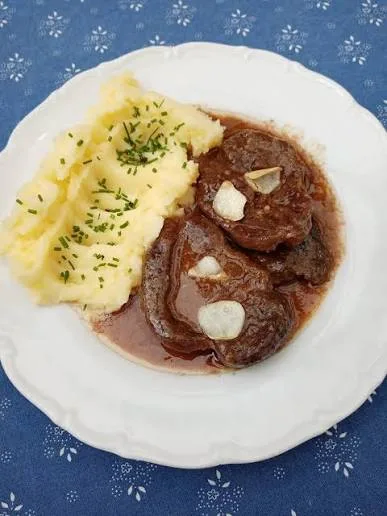 Meal 480 Hovezi Na Cesneku Cernem Pivu A Cibuli S Bramborovou Kasi