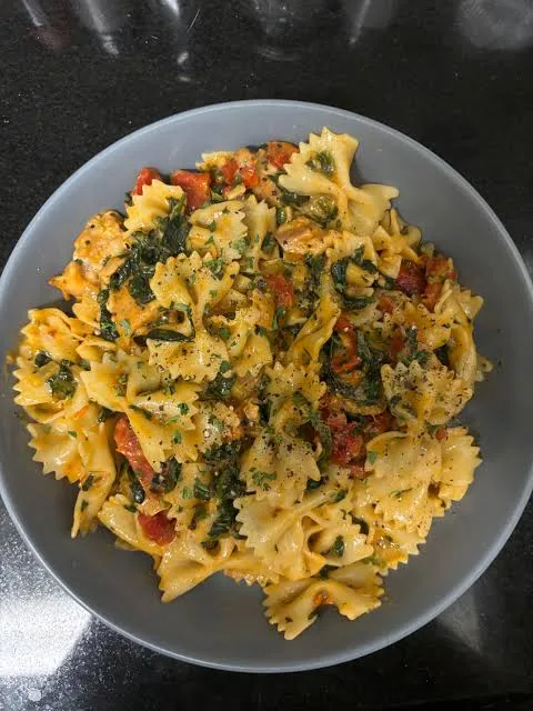 Meal 482 Farfalle S Trhanym Kurecim Masem A Susenymi Rajcaty Sypane Parmazanem Z