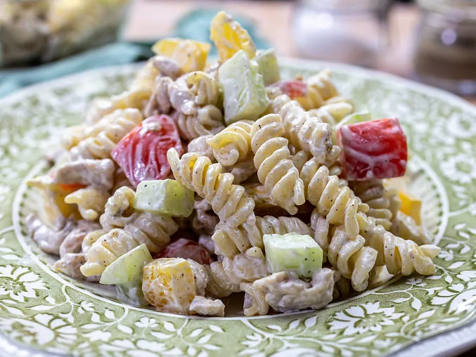 Meal 484 Michany Zeleninovy Salat S Kurecim Masem A Testovinou S Dipem Z Tvarohoveho Syra Pazitky A Jarni Cibulky Z