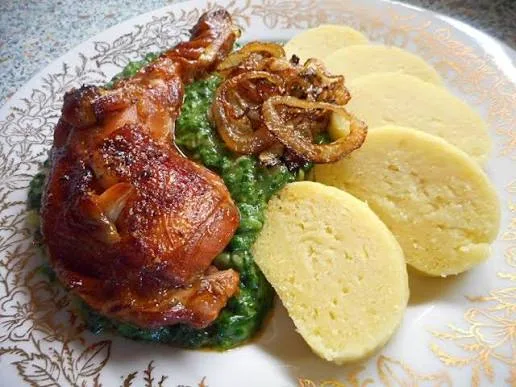 Meal 485 Pecene Uzene Kureci Stehno S Bramborovym Knedlikem A Jemnym Listovym Spenatem