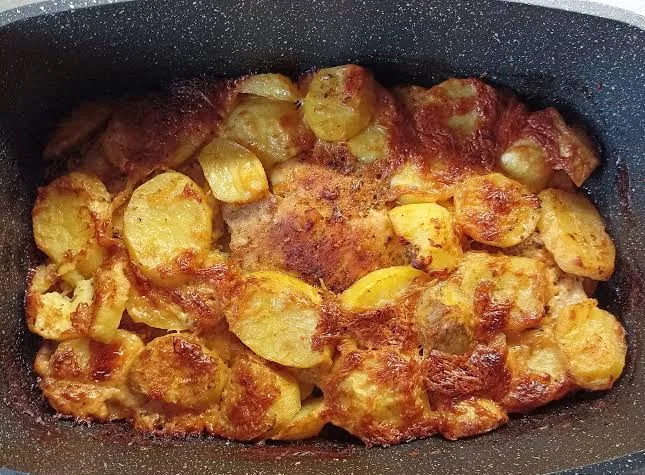 Meal 493 Zapecene Brambory S Veprovou Pleci Karamelizovanou Cibulkou Smetanou A Goudou Se Salatem Z Cerveneho Zeli