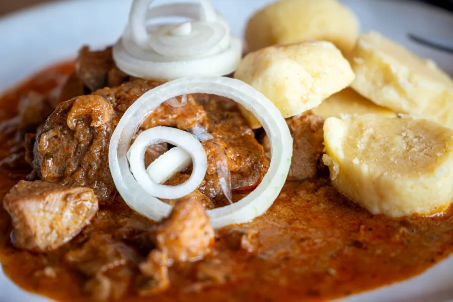Meal 496 Pivovarsky Veprovy Gulas Z Krkovicky S Bramborovym Knedlikem