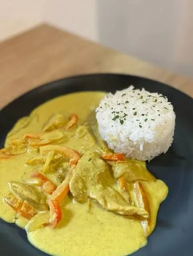 Meal 507 Kureci Prsicko V Kremove Kari Omacce S Kokosem A Zeleninou S Jasminovou Ryzi