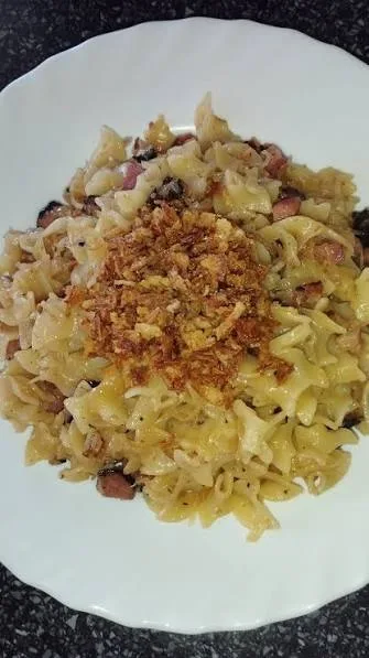 Meal 519 Zapecene Kremove Syrove Flicky S Anglickou Slaninou A Restovanou Cibulkou Se Salatem Z Cerveneho Zeli