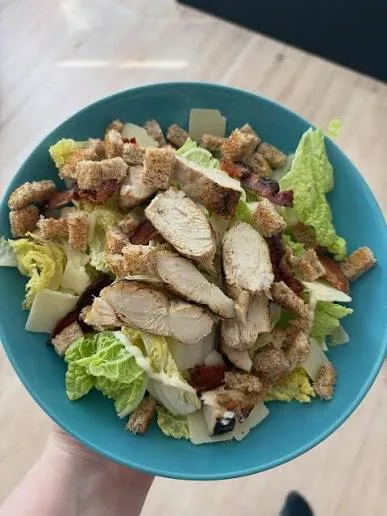Meal 95 Ceasar Salat S Kurecim Masem Slaninou Ancovickovym Dresinkem A Krutonky Parmezan