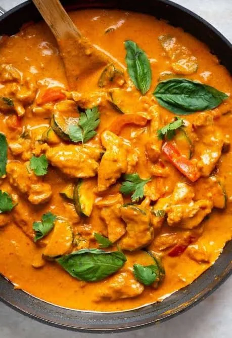 Meal 99 200G Pikantni Kureci Nudlicky Na Thajsky Zpusob Na Cervene Curry Paste S Cerstvou Zeleninou Hranolky
