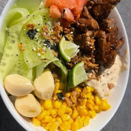 Meal 107 450G Poke Bowl S Kurecim Masem V Teriyaki Omacce S Avokadem Eidamem Zeleninou A Ryzi