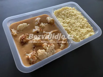 Pečený květák, se sýrovou omáčkou s uzenou paprikou, s kuskusem Z