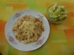 450g Kuřecí rizoto se zeleninou a sýrem, zelný salát