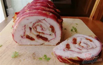 200g Kuřecí roláda plněná slaninou, sýrem a sušenými rajčaty, brambor, coleslaw