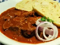 150g.Hovězí guláš, náš houskový knedlík