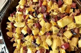 450g Zapečené brambory s uzeným masem, zeleninou a vejci