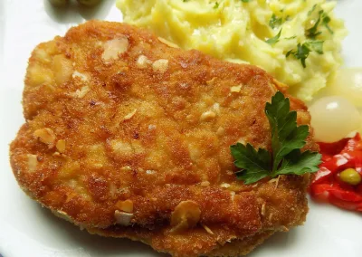 200g Sekaný vepřový řízek v sýrovém těstíčku, bramborová kaše, okurka