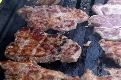 200g Grilovaný steak z krkovičky s chipotle majonézou a bramborem