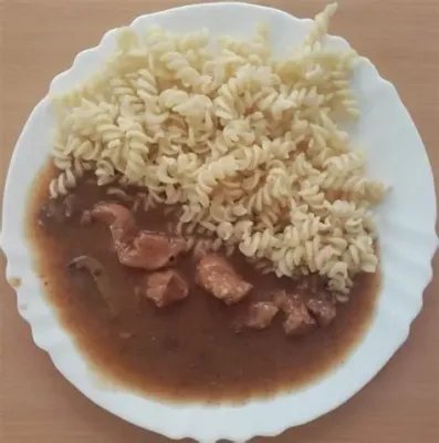 200g Vepřové maso na pepři, těstoviny