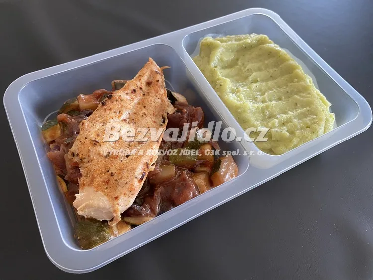Meal 564 Kureci Prsicka Na Zeleninovem Ratatouille S Bramborovobrokolicovym Pyre Z