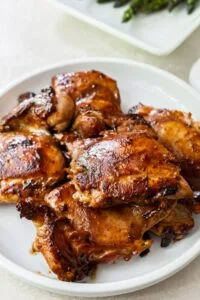 Grilovaná kuřecí křidélka v teriyaki glazuře, s jasmínovou rýží a mrkvovým salátem se zázvorem Z