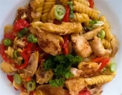 450g Těstovinový salát se zeleninou a grilovaným kuřecím mase, křupavá cibulka