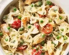 Farfalle s jemnou smetanovou omáčkou a kuřecí roládou se sušenými rajčaty Z