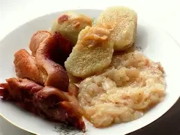 250g Pečené koleno, zelí, houskový knedlík