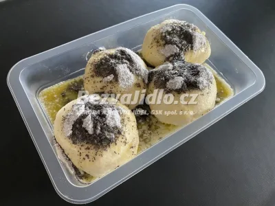 Kynuté ovocné knedlíky plněné švestkami, sypané mákem a cukrem, přelité máslem