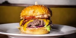 150g Vepřový hamburger, hranolky