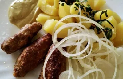 200g Čevapčiči s bramborem, cibulí a hořčicí