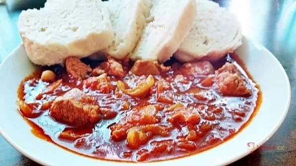 Meal 602 200G Madarsky Veprovy Gulas Sypany Cibuli A Feferonkou Nas Houskovy Knedlik