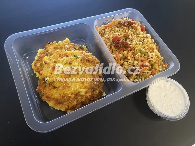 Meal 613 Pecene Kvetakove Placky S Kurkumou A Syrem S Bulgurovym Salatem A Jogurtovym Dipem Z